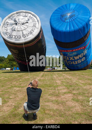 Une montgolfière en forme de bière Guinness avec un gestionnaire peut-il retenue avec une corde pendant le gonflage Banque D'Images