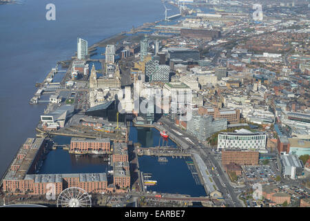 Une vue aérienne du centre-ville de Liverpool et la Rivière Mersey Banque D'Images