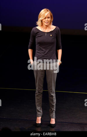 L'actrice Charlize Theron assiste à l'inauguration de l'ONUSIDA Nouveau rapport prioritaire avant la Journée mondiale du SIDA 2014 à l'UCLA le 18 novembre 2014 à Los Angeles/photo alliance Banque D'Images