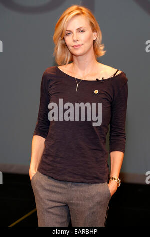 L'actrice Charlize Theron assiste à l'inauguration de l'ONUSIDA Nouveau rapport prioritaire avant la Journée mondiale du SIDA 2014 à l'UCLA le 18 novembre 2014 à Los Angeles/photo alliance Banque D'Images