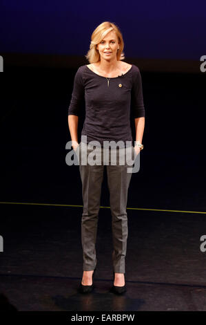 L'actrice Charlize Theron assiste à l'inauguration de l'ONUSIDA Nouveau rapport prioritaire avant la Journée mondiale du SIDA 2014 à l'UCLA le 18 novembre 2014 à Los Angeles/photo alliance Banque D'Images