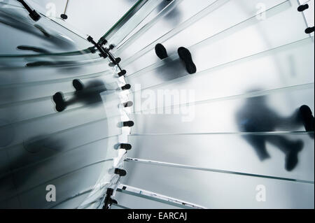 Escalier en verre avec des gens d'en bas, Manhattan, New York City, New York, United States Banque D'Images