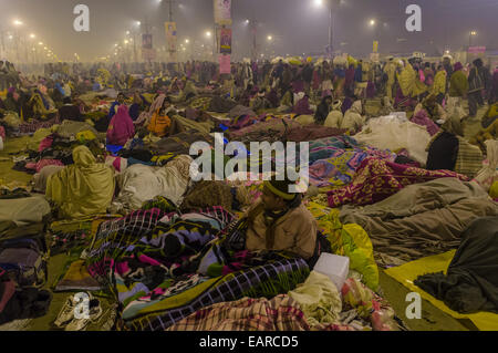 Des foules de gens rassemblement à Kumbha Mela, Allahabad, Uttar Pradesh, Inde Banque D'Images