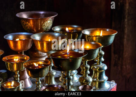 Butterlamps, dans le monastère de Mâtho, le Ladakh, le Jammu-et-Cachemire, l'Inde Banque D'Images