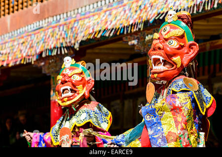 Les moines danse des masques rituels, décrivant articles depuis les débuts du bouddhisme, au cours du Festival Hemis, Hemis, Ladakh Banque D'Images