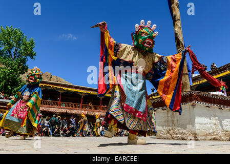 Les moines danse des masques rituels, décrivant articles depuis les débuts du bouddhisme, au cours du Festival Hemis, Hemis, Ladakh Banque D'Images