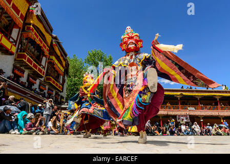 Les moines danse des masques rituels, décrivant articles depuis les débuts du bouddhisme, au cours du Festival Hemis, Hemis, Ladakh Banque D'Images