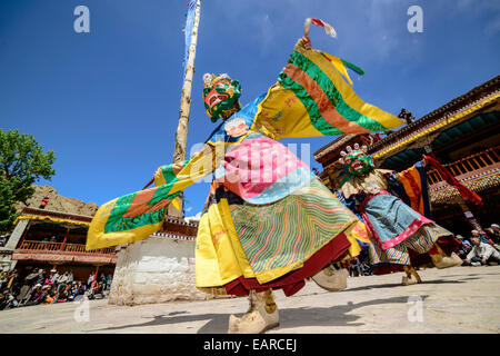 Les moines danse des masques rituels, décrivant articles depuis les débuts du bouddhisme, au cours du Festival Hemis, Hemis, Ladakh Banque D'Images