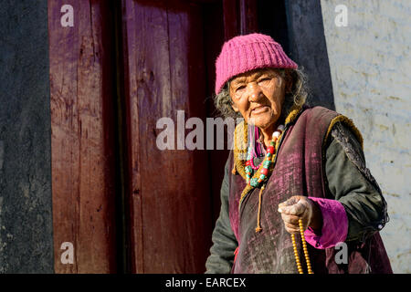 Une vieille femme ladakhis tenant son mala, chapelet bouddhiste, à Lamayuru Gompa, le Ladakh, le Jammu-et-Cachemire, l'Inde Banque D'Images
