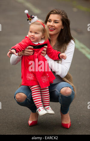 ZSL, le Zoo de Londres, Regent's Park, Royaume-Uni. 20 novembre, 2014. Imogen Thomas modèle et sa fille Ariana obtenez les fêtes à un départ pétillant comme le premier à rencontrer le Père Noël à ZSL aujourd'hui. L'ancienne Miss Pays de Galles lui donne sa fille de 19 mois et un joyeux jour dehors, mettre le pied à fermer avec des rennes du Père Noël avant de rencontrer l'homme-en-rouge lui-même. Credit : Malcolm Park editorial/Alamy Live News Banque D'Images