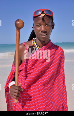 Jeune homme portant un costume traditionnel Massaï et lunettes de soleil sur la plage, plage, Dongwe Dongwe, Zanzibar, Tanzanie Banque D'Images