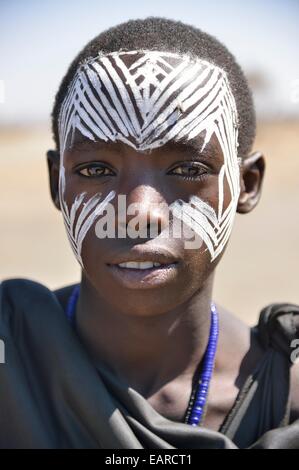 Jeune guerrier Massaï avec un visage peint, la Ngorongoro Conservation Area, Ndema, Tanzanie Banque D'Images