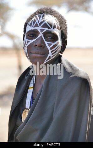 Jeune guerrier Massaï avec un visage peint, la Ngorongoro Conservation Area, Ndema, Tanzanie Banque D'Images