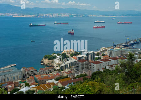 Vue sur la rade en face du port de Gibraltar et la baie d'Algeciras, Gibraltar, Gibraltar, Royaume-Uni Banque D'Images