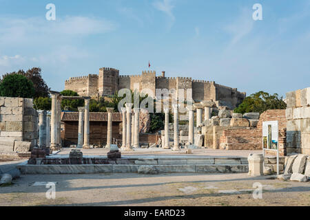 L'église de Saint Jean, ancienne basilique Chrétienne Byzantine à Ephèse, Byzantine-Seljuk forteresse à l'arrière, Selçuk, Izmir Province Banque D'Images