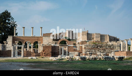 L'église de Saint Jean, ancienne basilique Chrétienne Byzantine à Ephèse, Byzantine-Seljuk forteresse à l'arrière, Selçuk, Izmir Province Banque D'Images