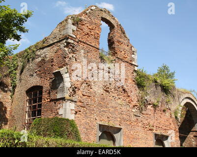 Ruines de bâtiment de l'abbaye d'Auine Cistercienzer. Ardennes Belge Banque D'Images