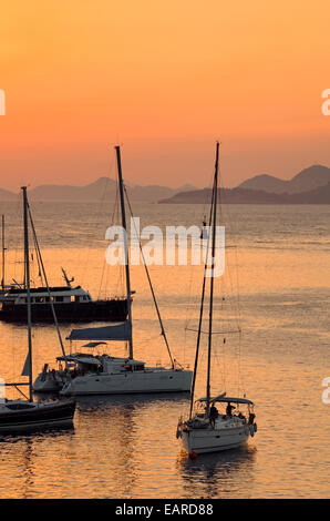 Yachts ancrés dans la région de Dubrovnik, au sud de Dubrovnik, Croatie. Un port d'entrée pour les bateaux privés qui arrivent ou partent les eaux croates. Banque D'Images