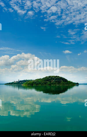 Reflet de l'Isola Minore et ciel d'été dans des eaux tranquilles du lac de Trasimeno Italie Banque D'Images