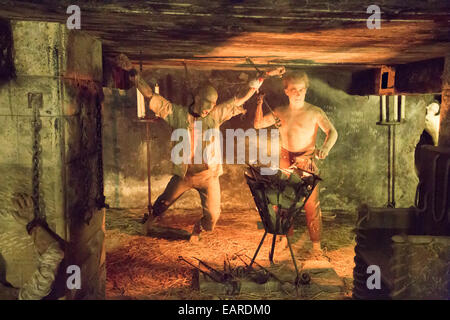 Une scène de torture dans les cachots du château de Bamburgh, Northumberland, Angleterre. Banque D'Images