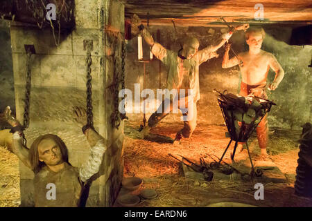 Une scène de torture dans les cachots du château de Bamburgh, Northumberland, Angleterre. Banque D'Images