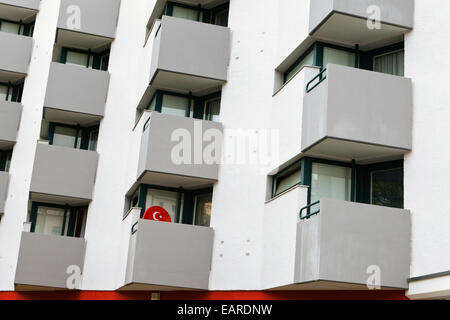 Parabole avec le symbole du drapeau turc sur le balcon d'un immeuble résidentiel, bloc d'appartements, Schöneberg, Berlin Banque D'Images