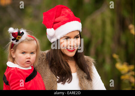 ZSL, le Zoo de Londres, Regent's Park, Royaume-Uni. 20 novembre, 2014. Imogen Thomas modèle et sa fille Ariana obtenez les fêtes à un départ pétillant comme le premier à rencontrer le Père Noël à ZSL aujourd'hui. L'ancienne Miss Pays de Galles lui donne sa fille de 19 mois et un joyeux jour dehors, mettre le pied à fermer avec des rennes du Père Noël avant de rencontrer l'homme-en-rouge lui-même. Credit : Malcolm Park editorial/Alamy Live News Banque D'Images