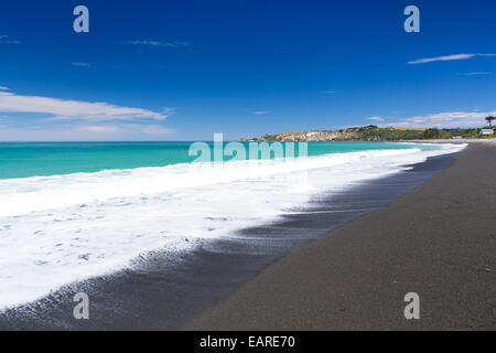 Plage sombre avec vue sur Kaikoura et Point Kean, Kaikoura, Canterbury, Nouvelle-Zélande Région Banque D'Images