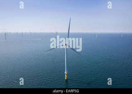 Éoliennes au parc éolien offshore de Scottish Power, à l'ouest de Duddon Sands dans la mer d'Irlande, au large de la côte de Cumbria. Banque D'Images