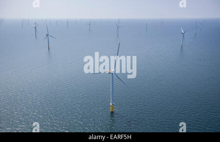 Éoliennes au parc éolien offshore de Scottish Power, à l'ouest de Duddon Sands dans la mer d'Irlande, au large de la côte de Cumbria. Banque D'Images