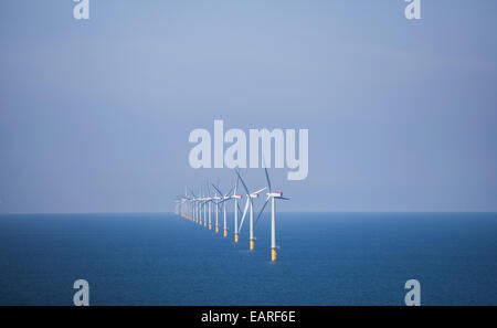 Éoliennes au parc éolien offshore de Scottish Power, à l'ouest de Duddon Sands dans la mer d'Irlande, au large de la côte de Cumbria. Banque D'Images