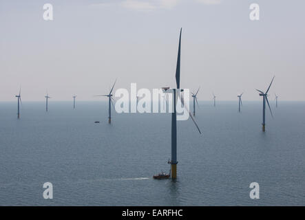 Éoliennes au parc éolien offshore de Scottish Power, à l'ouest de Duddon Sands dans la mer d'Irlande, au large de la côte de Cumbria. Banque D'Images