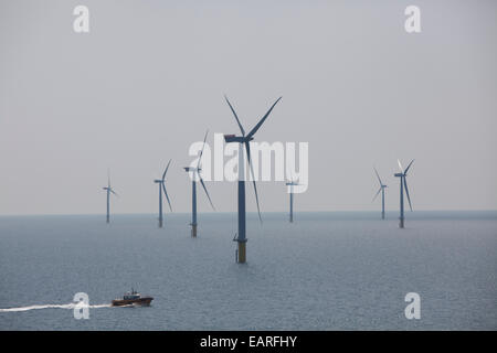 Éoliennes au parc éolien offshore de Scottish Power, à l'ouest de Duddon Sands dans la mer d'Irlande, au large de la côte de Cumbria. Banque D'Images