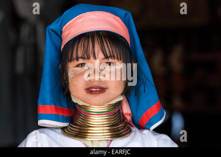 Fille de l'ethnie Padaung portant des vêtements traditionnels, portrait, à Indein, Shan State, Myanmar Banque D'Images