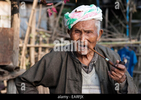Vieil homme fumant une pipe, près de Kyaing Tong, Myanmar Banque D'Images