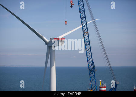 Éoliennes au parc éolien offshore de Scottish Power, à l'ouest de Duddon Sands dans la mer d'Irlande, au large de la côte de Cumbria. Banque D'Images