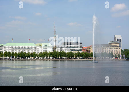 Vue sur le lac Inner Alster avec fontaine Alster vers la rue de Neuer Jungfernstieg, l'hôtel Vier Jahreszeiten ou Quatre Banque D'Images