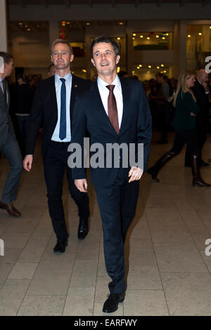 Copenhague, Danemark, Novembre 19th, 2014 : le Prince Frederik du Danemark (photo, à droite) arrive à la Creative Business Cup, lieu du congrès, l'hôtel Tivoli à Copenhague. Photo, à gauche, M. Rasmus Wiinstedt Tscherning, directeur chez Creative Business Cup. Banque D'Images