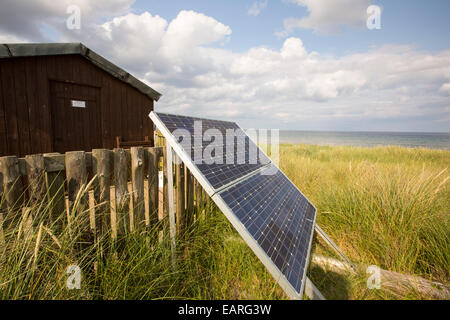 Un panneau solaire génère de l'électricité pour alimenter une clôture électrique qui protège une colonie de Sternes arctiques et peu près de Newton, Bas Norhumberland, UK. Banque D'Images