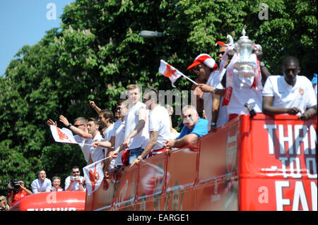 Coulisses de l'Arsenal en FA Cup Revue de la victoire dans le nord de Londres : la Parade de la victoire d'Arsenal Où : London, Royaume-Uni Quand : 18 mai 2014 Banque D'Images