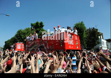 Coulisses de l'Arsenal en FA Cup Revue de la victoire dans le nord de Londres : la Parade de la victoire d'Arsenal Où : London, Royaume-Uni Quand : 18 mai 2014 Banque D'Images