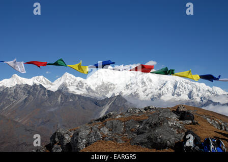 Kangchenjunga est encadrée par des drapeaux de prière bouddhiste dans cette vue prise depuis un point haut sur la Singalila ridge en Inde Banque D'Images