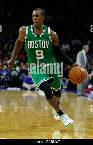 19 novembre 2014 : Boston Celtics guard Rajon Rondo (9) en action au cours de la NBA match entre les Boston Celtics et les Philadelphia 76ers au Wells Fargo Center de Philadelphie, Pennsylvanie. Les Boston Celtics ont remporté 101-90. Banque D'Images