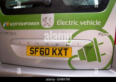 Une voiture électrique étant facturé à gaine PVC Hydro Cruachan Power Station sur la côte ouest d'Écosse. Banque D'Images