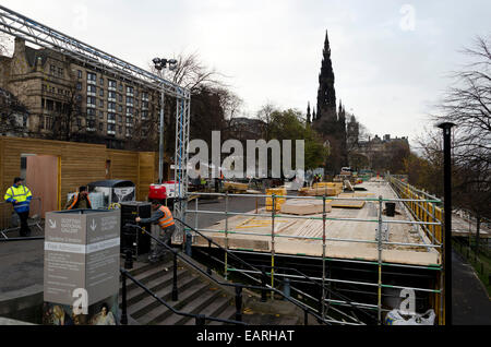 Les préparatifs de Noël d'Edimbourg 2014. La construction du marché écossais dans les jardins de Princes Street. Banque D'Images