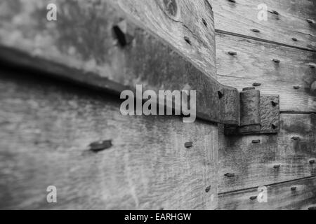 Bracelet en acier soutenant une charnière de porte en chêne massif. Banque D'Images