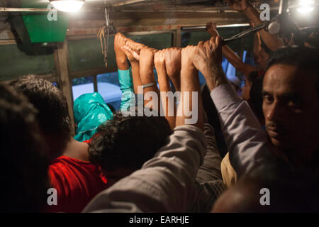 Dhaka, Bangladesh. 19 Nov, 2014. La situation dangereuse à l'intérieur de bus dans la ville de Dhaka. Dhaka est la 11e ville la plus peuplée du monde, selon un rapport des Nations Unies. La capitale a maintenant une population un peu moins de 1,7 milliards. Le titre 'World Urbanization Prospects : The 2014 Revision", le rapport a été rendu public. Dhaka était 24e en 1990 avec seulement 66.21 lakh personnes et a vu une augmentation annuelle de 3,6 pour cent de sa population entre 2010 et 2015. Le rapport prévoyait que Dhaka deviendra la 6ème ville plus peuplée en 2030 avec une population de plus de 2,7 milliards. © zakir Hossain Chowdhury zakir/Alam Banque D'Images