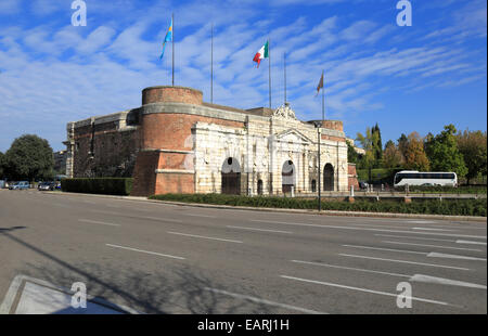 Porta Nuova entrée de ville du 16ème siècle, Vérone, Vénétie, Italie. Banque D'Images