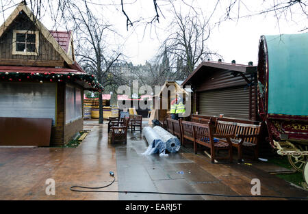 Les préparatifs de Noël d'Edimbourg 2014. La construction du marché écossais dans les jardins de Princes Street. Banque D'Images