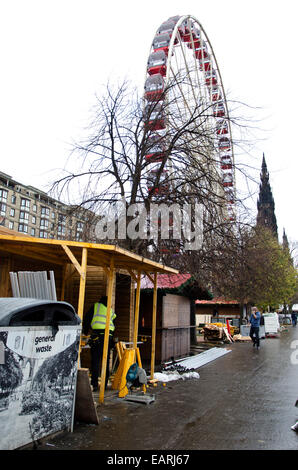 Les préparatifs de Noël d'Edimbourg 2014. La construction du marché écossais dans les jardins de Princes Street. Banque D'Images